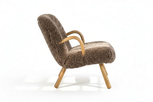 The Clam – Cappuccino Luxe Sheepskin, Lounge Chair