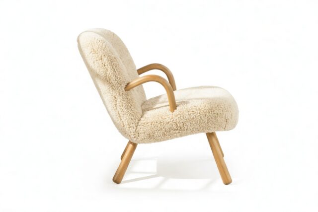 The Clam – White Short Hair Sherpa, Lounge Chair